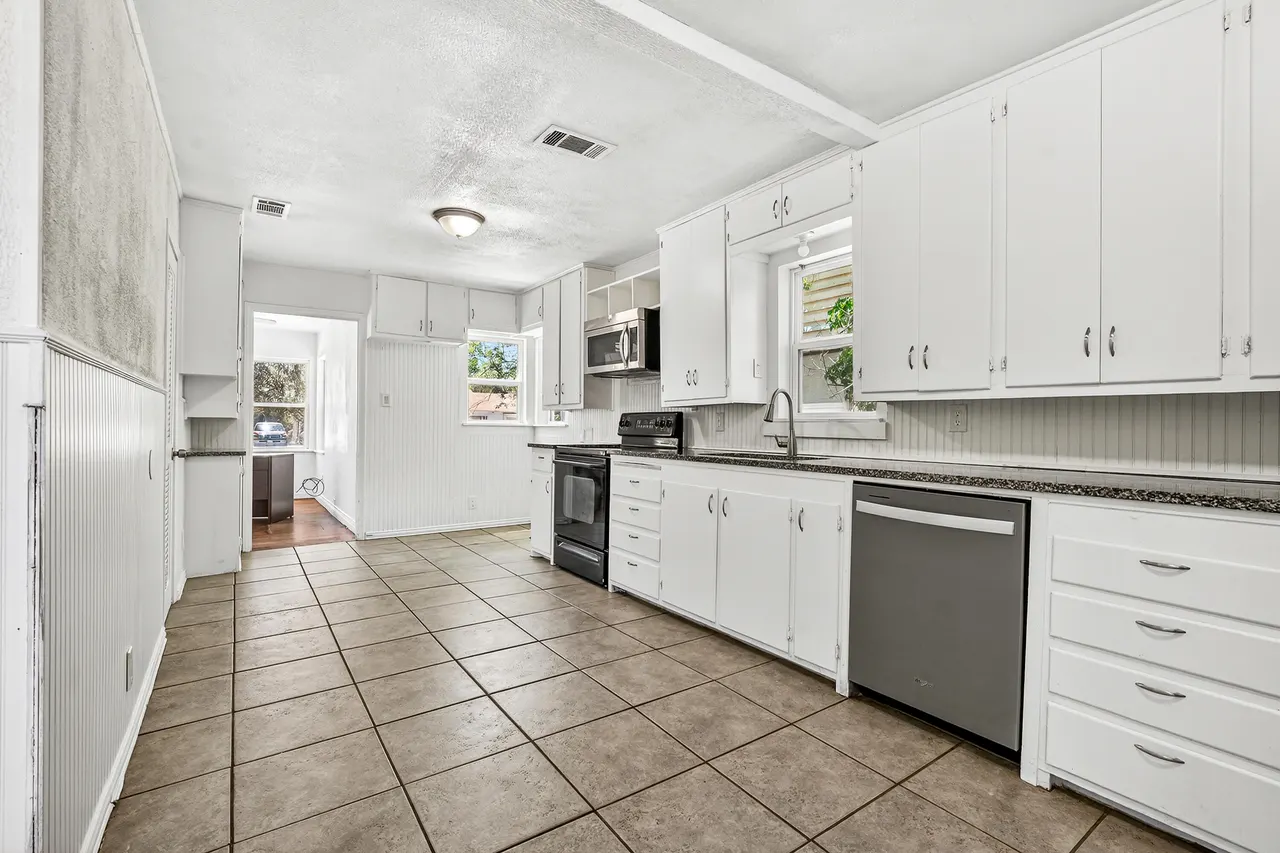 Photo 12 — 2426 31st Street, Lubbock, TX 79411