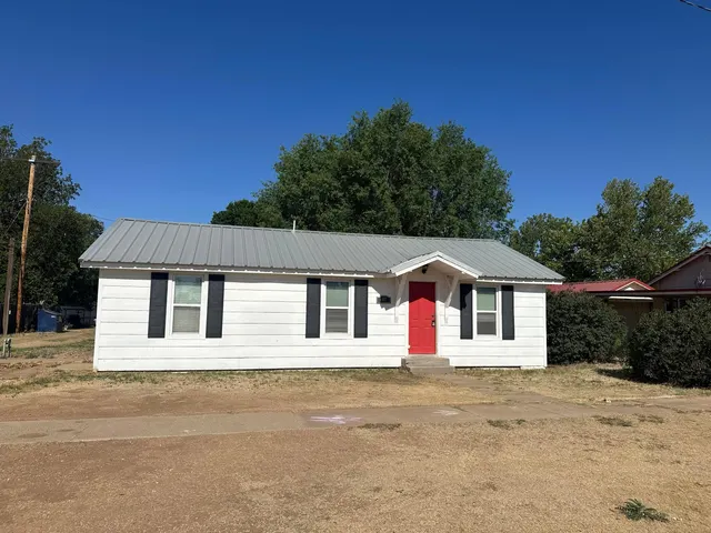 Front exterior — 807 Avenue H, Hale Center, TX 79041