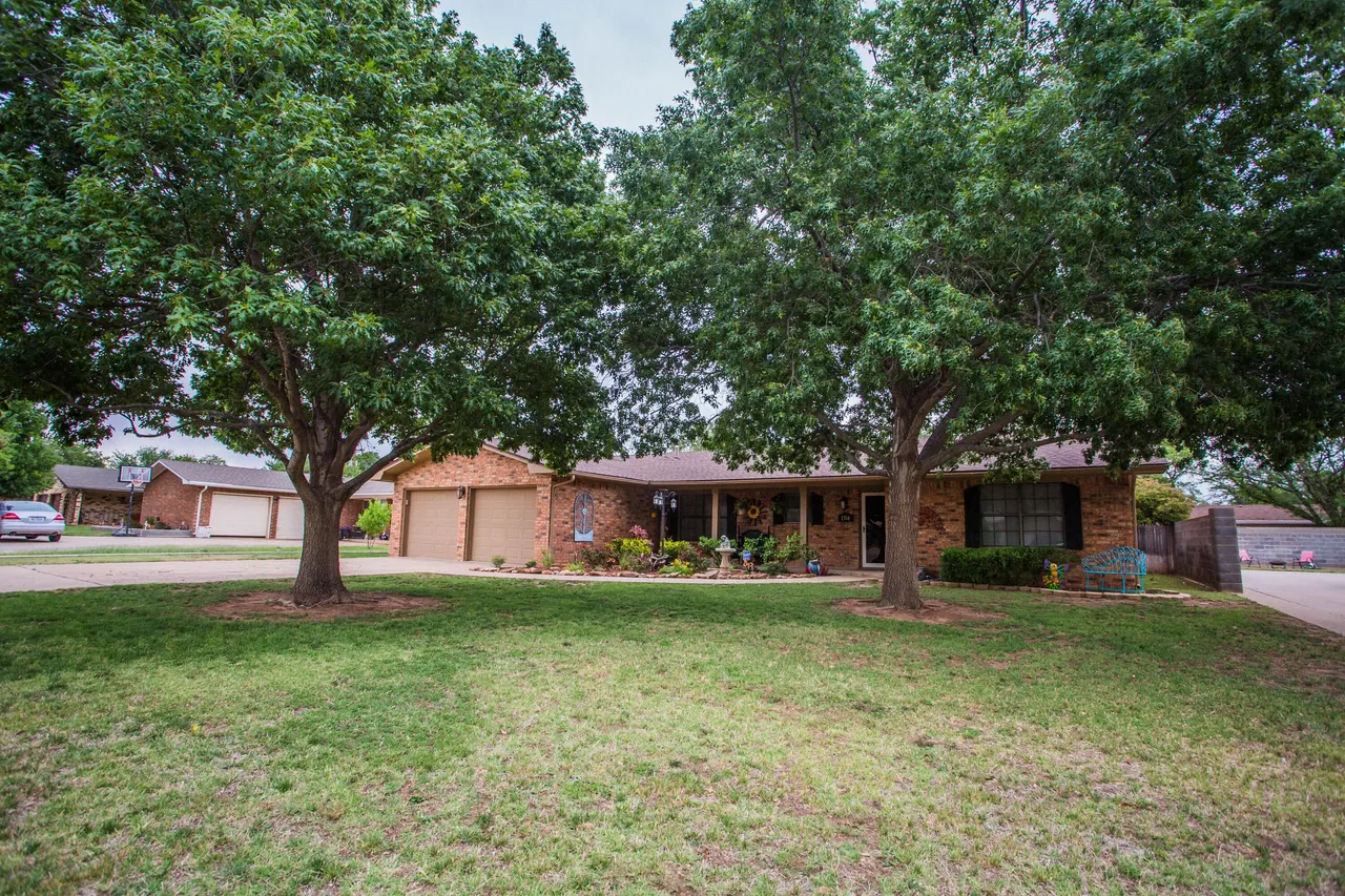 Photo 2 — 1304 Jefferson Drive, Plainview, TX 79072