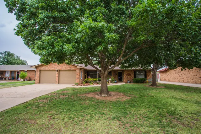 Photo 5 — 1304 Jefferson Drive, Plainview, TX 79072