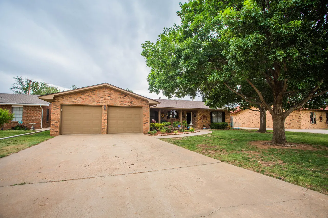 Front exterior — 1304 Jefferson Drive, Plainview, TX 79072