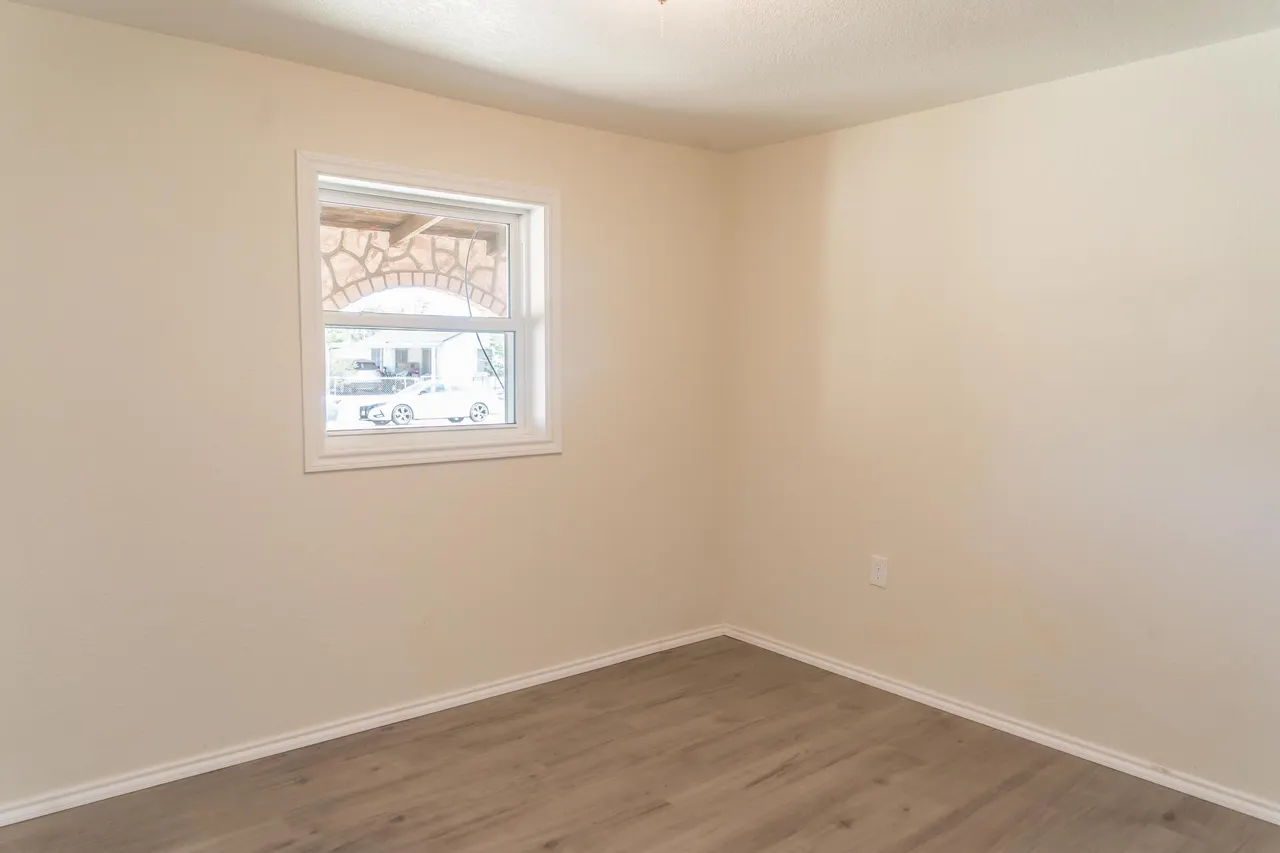 Photo 18 — 402 E 9th Street, Plainview, TX 79072