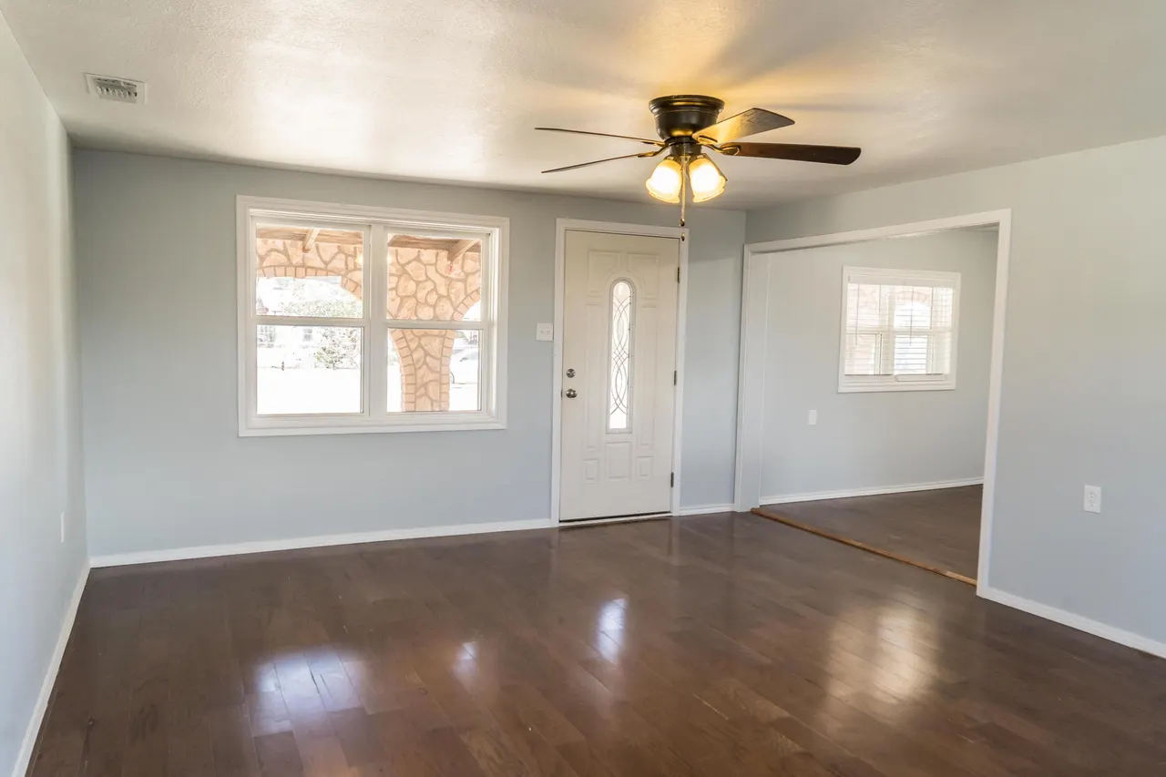 Photo 9 — 402 E 9th Street, Plainview, TX 79072