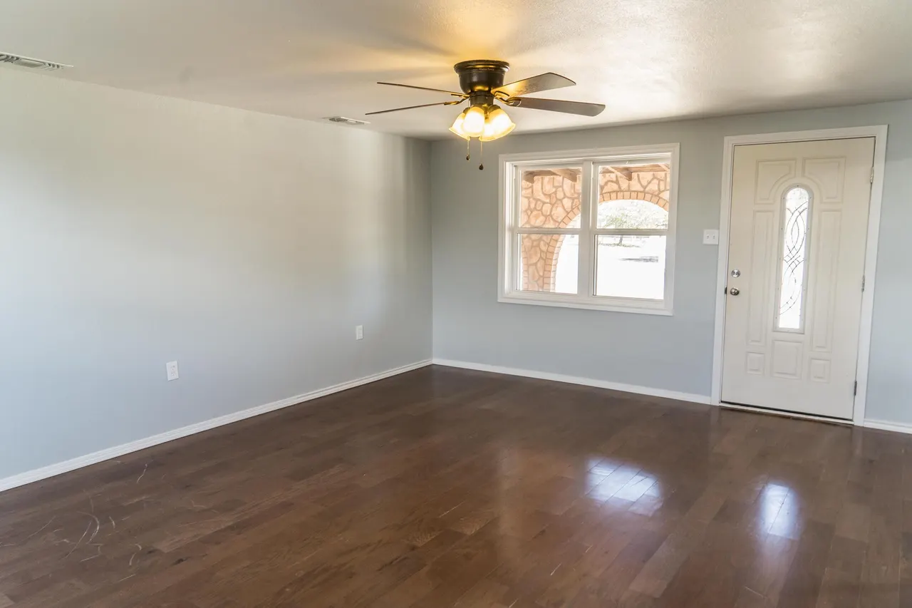 Photo 8 — 402 E 9th Street, Plainview, TX 79072
