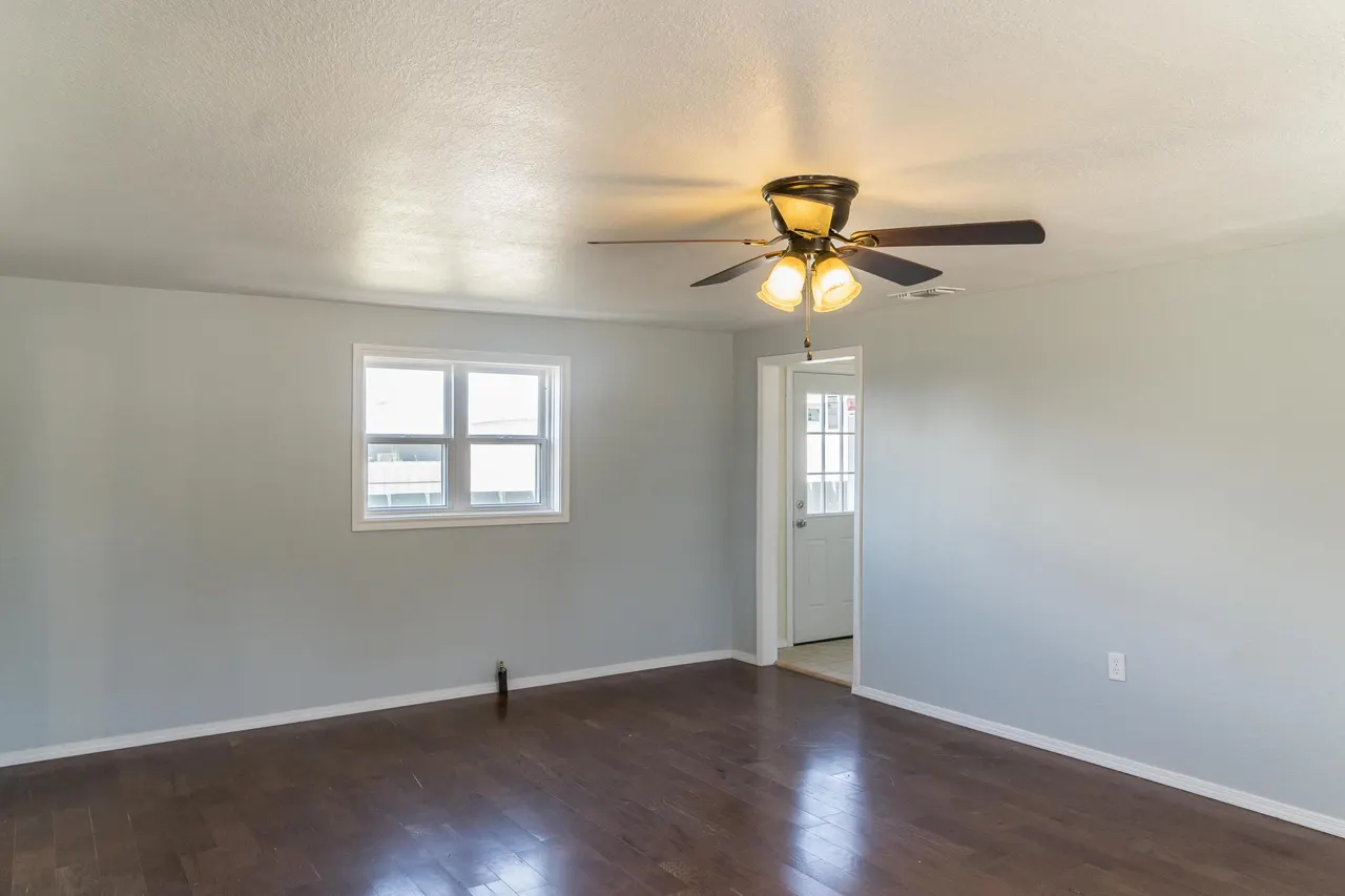 Photo 7 — 402 E 9th Street, Plainview, TX 79072