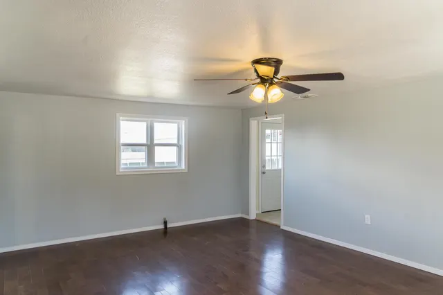 Photo 7 — 402 E 9th Street, Plainview, TX 79072