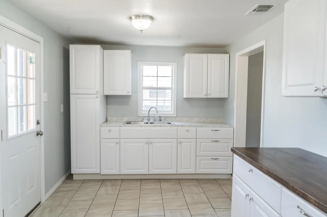 Photo 13 — 402 E 9th Street, Plainview, TX 79072