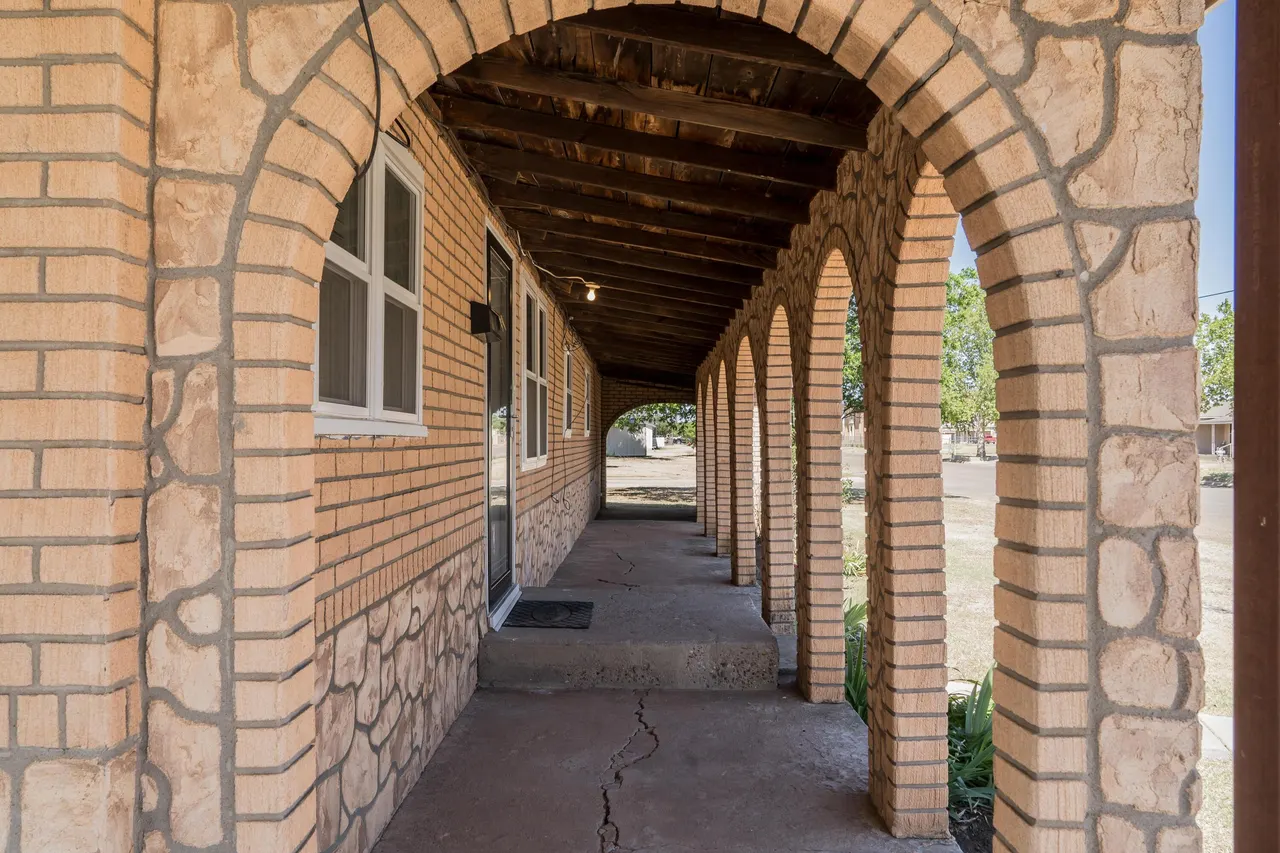Photo 35 — 402 E 9th Street, Plainview, TX 79072