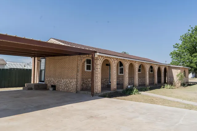 Photo 3 — 402 E 9th Street, Plainview, TX 79072
