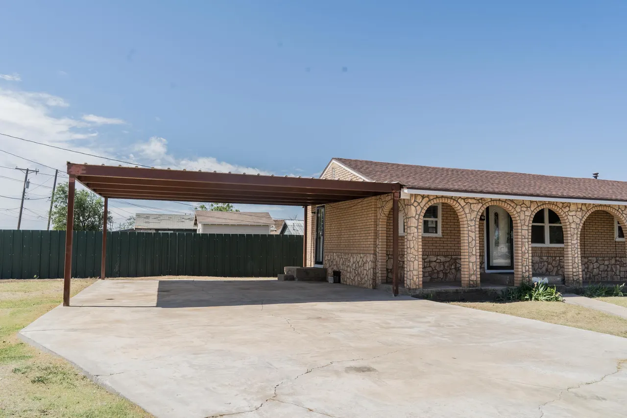 Photo 4 — 402 E 9th Street, Plainview, TX 79072