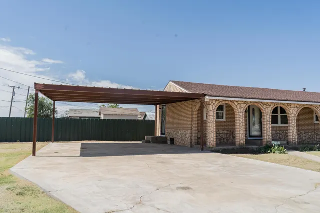 Photo 4 — 402 E 9th Street, Plainview, TX 79072