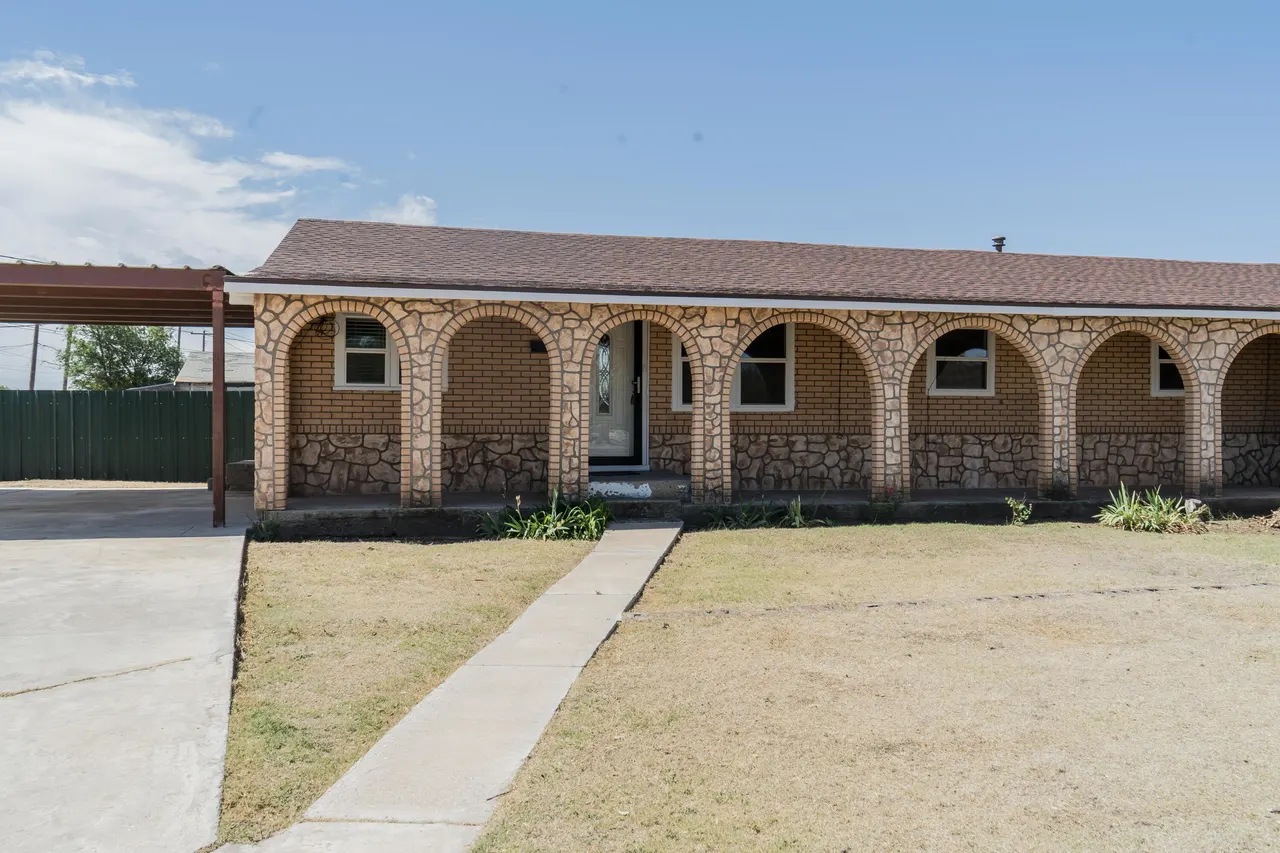 Photo 2 — 402 E 9th Street, Plainview, TX 79072