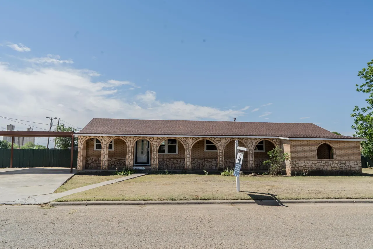 Front exterior — 402 E 9th Street, Plainview, TX 79072
