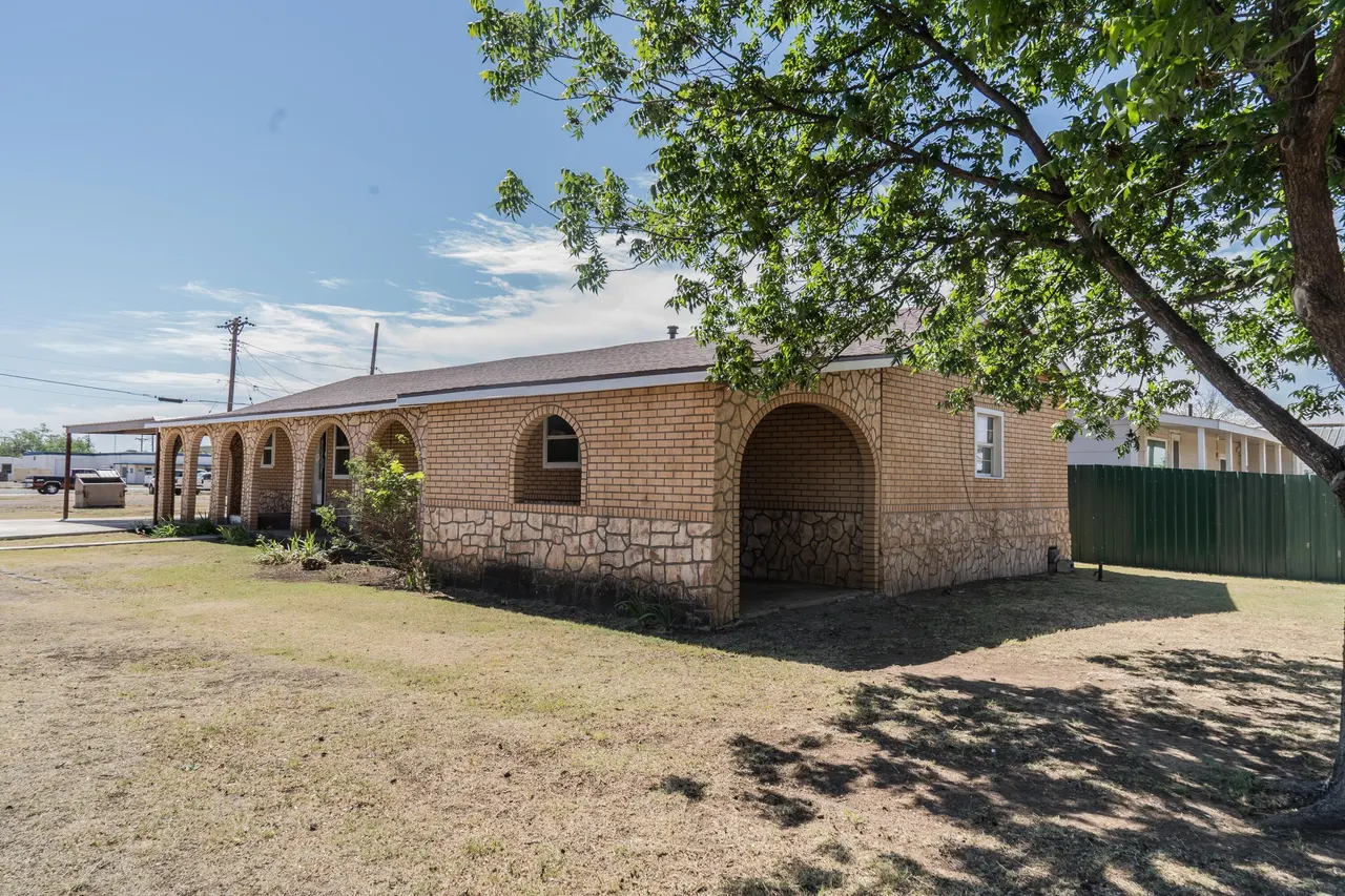 Photo 5 — 402 E 9th Street, Plainview, TX 79072
