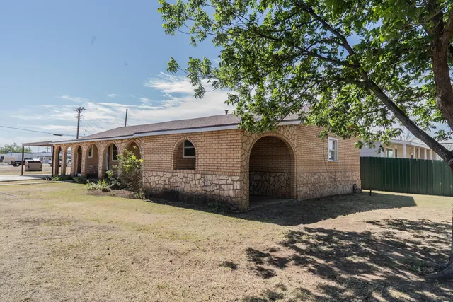 Photo 5 — 402 E 9th Street, Plainview, TX 79072