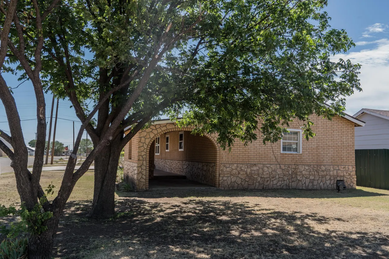 Photo 37 — 402 E 9th Street, Plainview, TX 79072