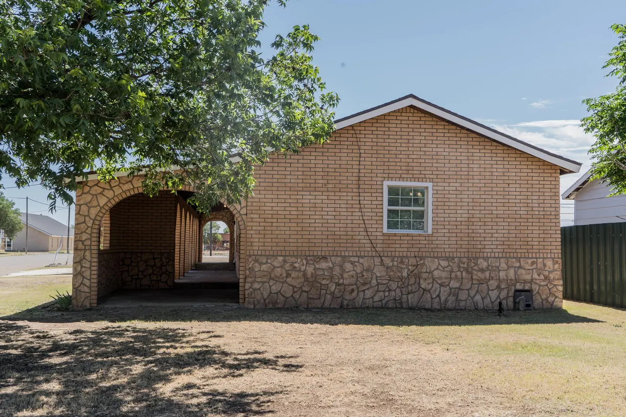 Photo 38 — 402 E 9th Street, Plainview, TX 79072