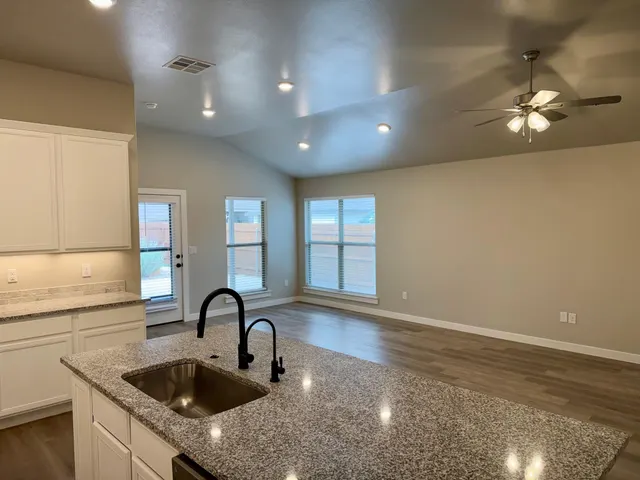 Photo 4 — 2928 Abbeville Avenue, Wolfforth, TX 79382