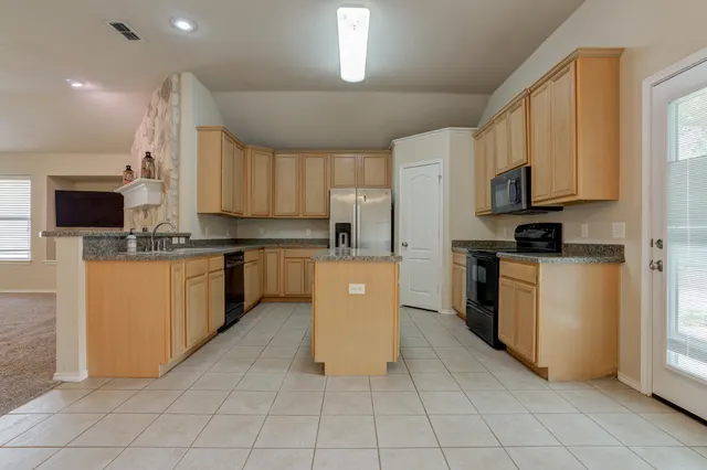 Photo 4 — 6813 35th Street, Lubbock, TX 79407