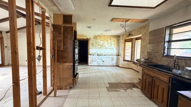 Photo 4 — 1706 E Carter Drive, Brownfield, TX 79316