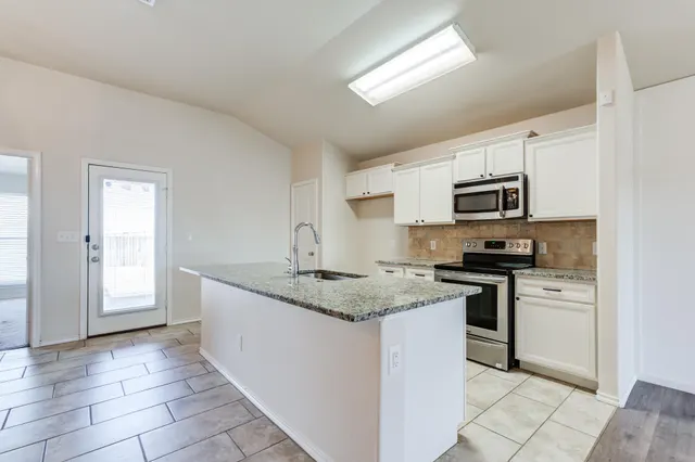Photo 3 — 7012 34th Place, Lubbock, TX 79407