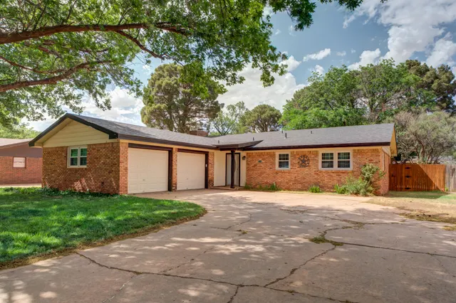 Front exterior — 2412 N 1st Street, Tahoka, TX 79373