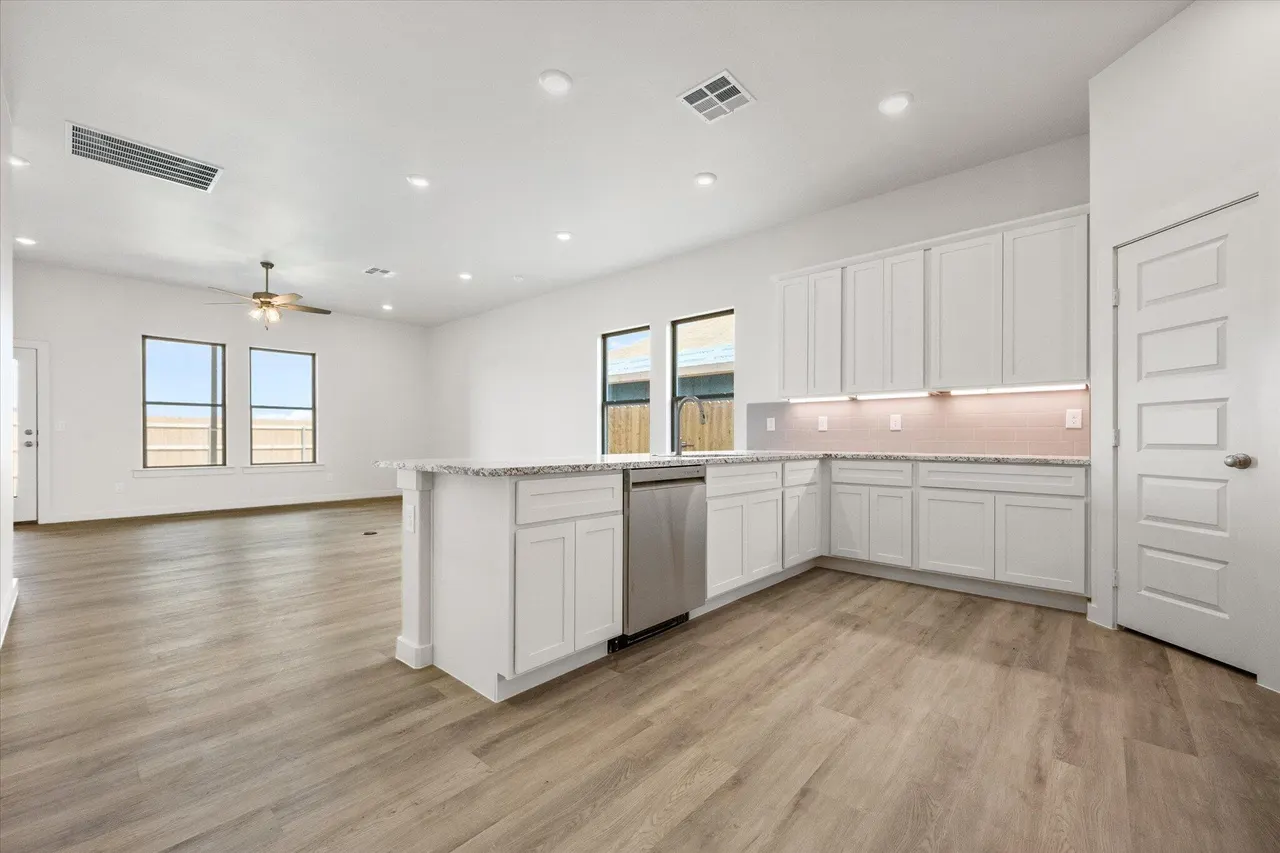 Photo 11 — 6301 Viola Avenue, Lubbock, TX 79407