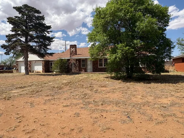 Photo 2 — 916 16th Street, Seagraves, TX 79359