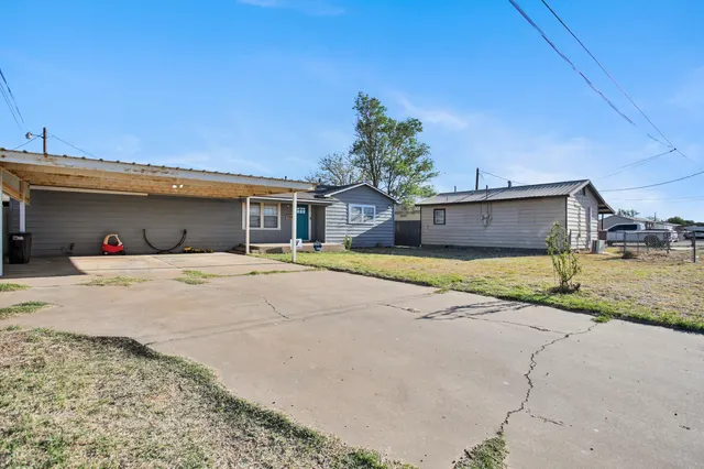 Photo 2 — 704 4th Street, Smyer, TX 79367