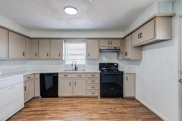 Photo 6 — 704 11th Street, Shallowater, TX 79363