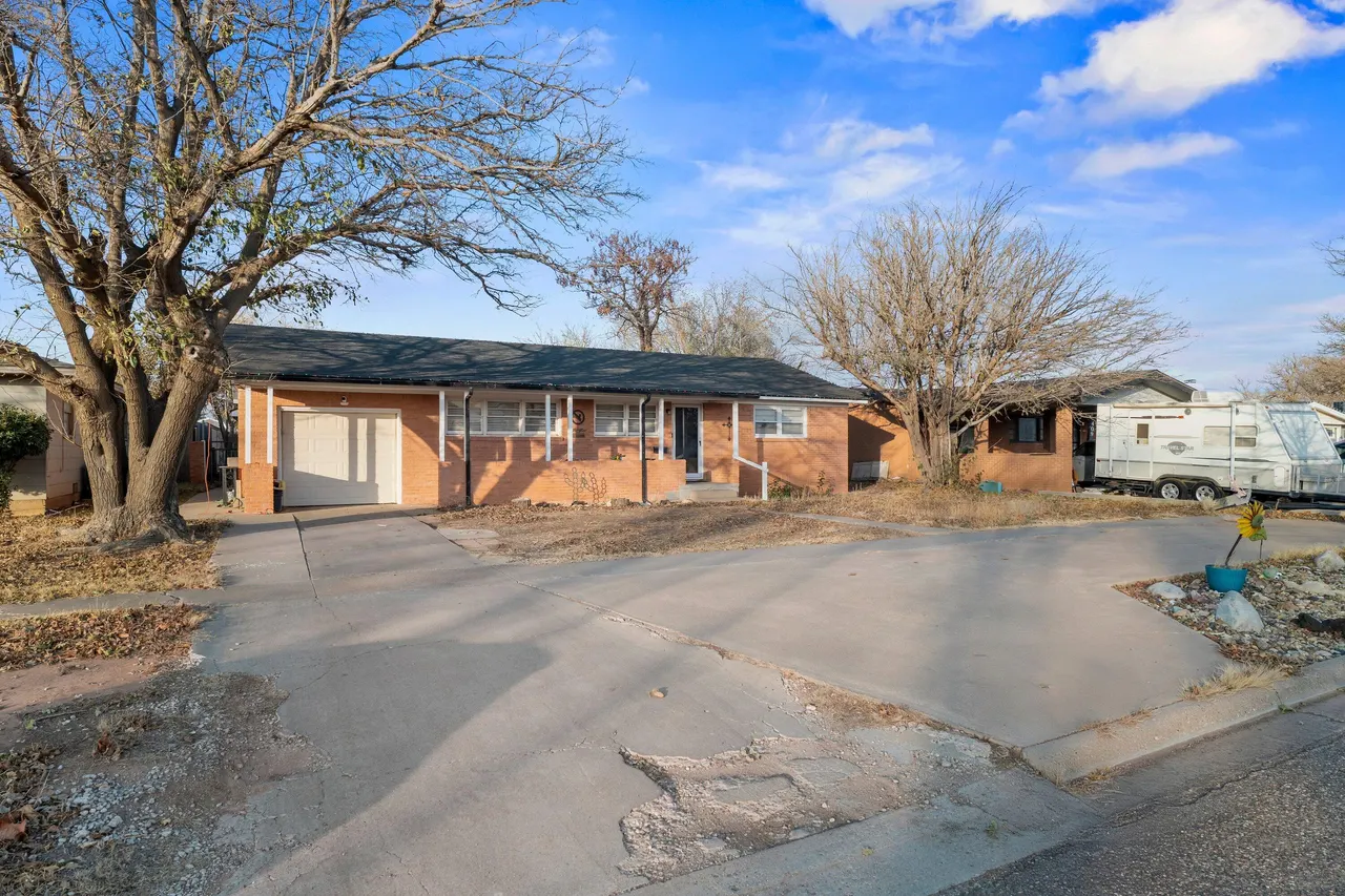Photo 4 — 407 Pine Street, Levelland, TX 79336