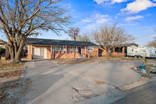 Photo 4 — 407 Pine Street, Levelland, TX 79336