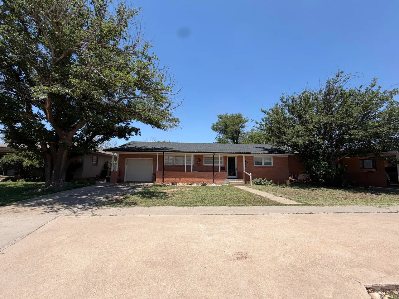 Front exterior — 407 Pine Street, Levelland, TX 79336