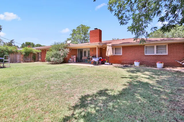 Photo 4 — 2015 53rd Street, Lubbock, TX 79412