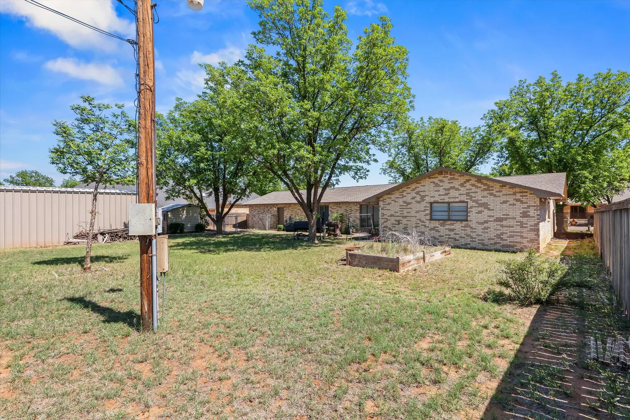 Photo 17 — 2220 S 2nd Place, Lamesa, TX 79331