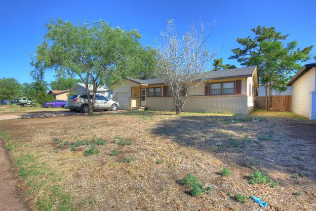 Photo 2 — 1606 42nd Street, Lubbock, TX 79412