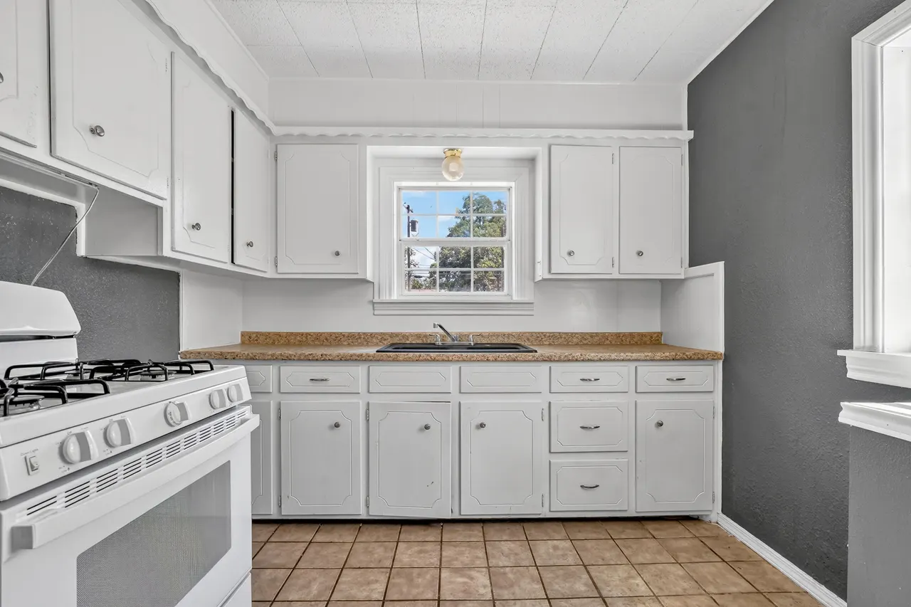 Photo 8 — 2215 20th Street, Lubbock, TX 79411