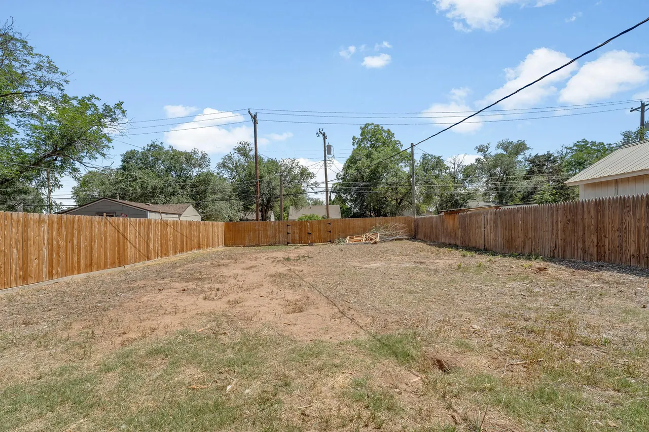 Photo 16 — 2215 20th Street, Lubbock, TX 79411
