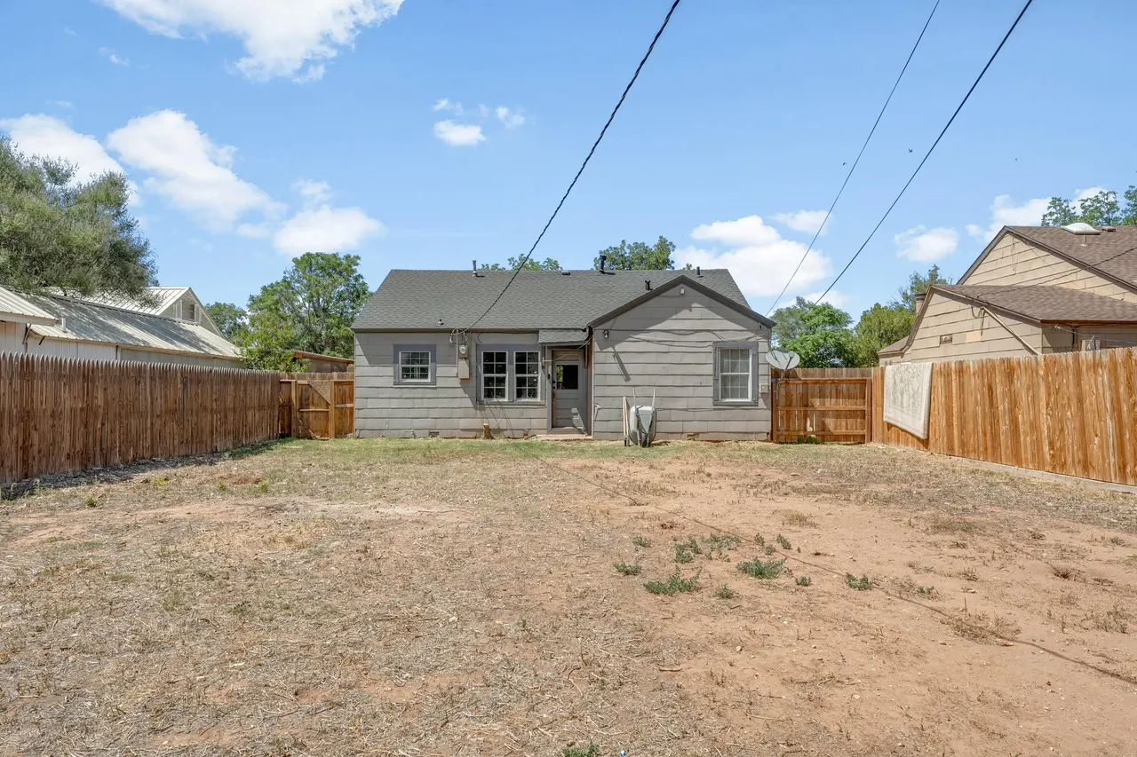 Photo 17 — 2215 20th Street, Lubbock, TX 79411