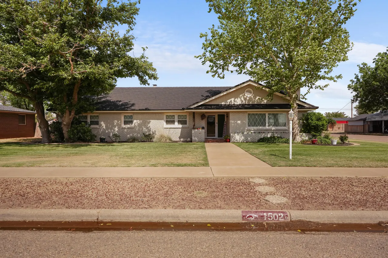 Front exterior — 1502 Ave L, Ralls, TX 79357