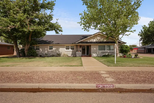 Front exterior — 1502 Ave L, Ralls, TX 79357