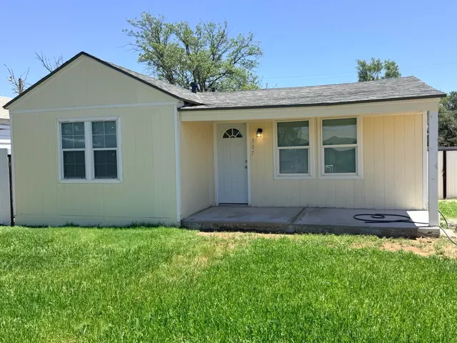 Front exterior — 307 Ave M, Levelland, TX 79336