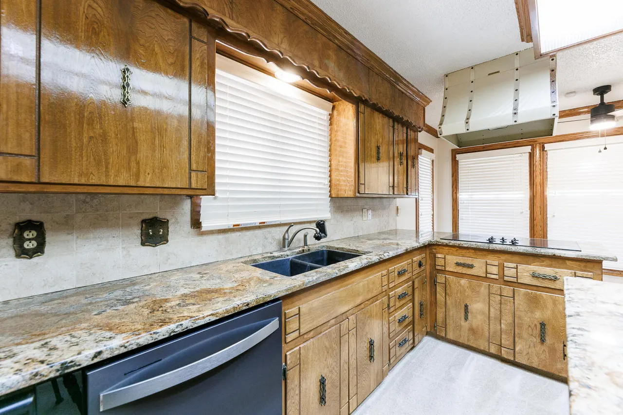 Photo 19 — 402 W 8th Street, Sundown, TX 79372