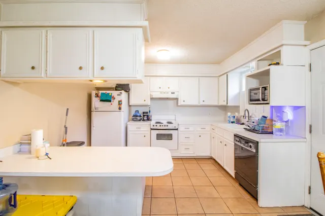 Photo 6 — 7915 Albany Avenue, Lubbock, TX 79424