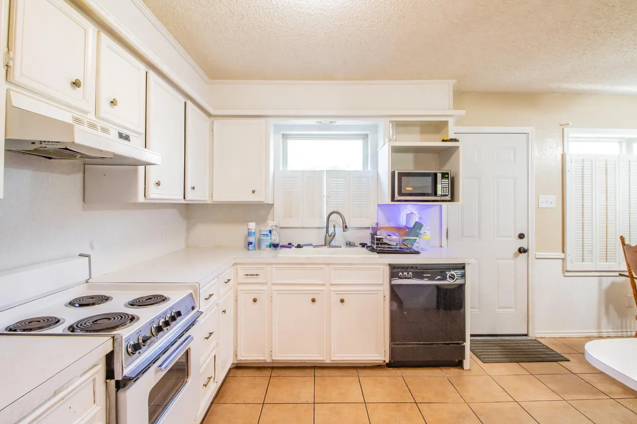 Photo 7 — 7915 Albany Avenue, Lubbock, TX 79424