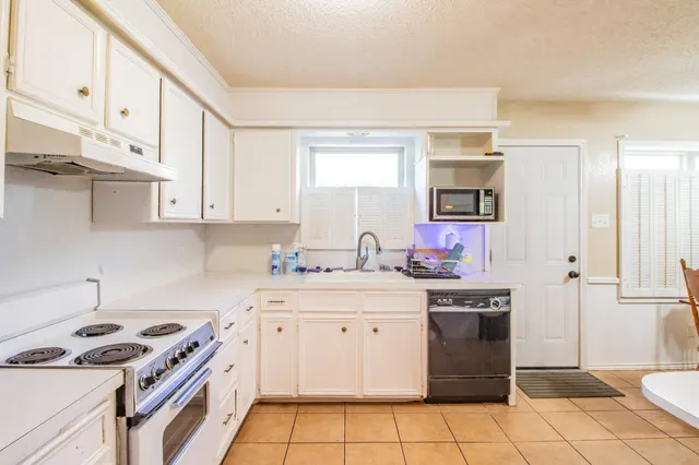Photo 7 — 7915 Albany Avenue, Lubbock, TX 79424