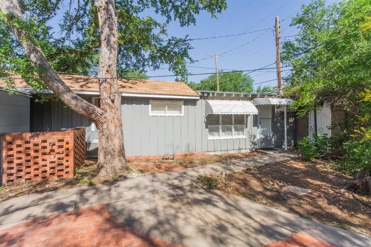 Front exterior — 2820 25th Street B, Lubbock, TX 79410