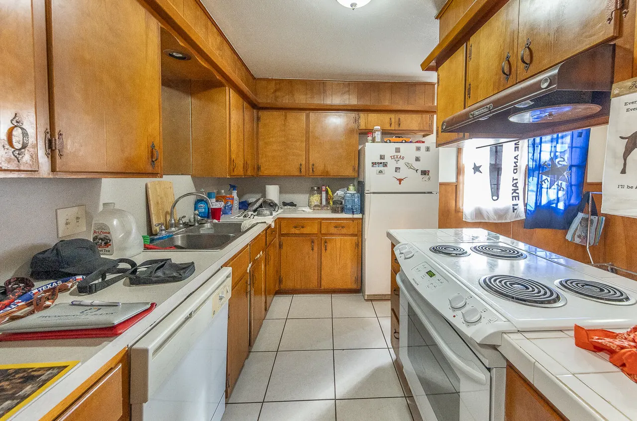 Photo 4 — 2410 33rd Street, Lubbock, TX 79411
