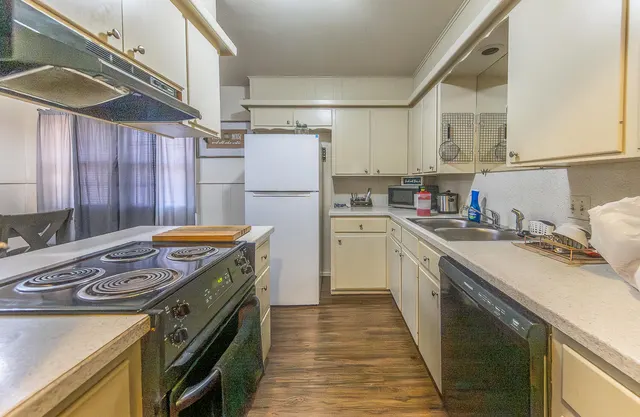 Photo 3 — 2412 33rd Street, Lubbock, TX 79411