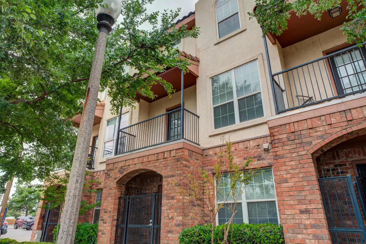 Photo 2 — 2101 Main Street 5, Lubbock, TX 79401